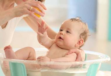 Bỏ túi 3 bước cơ bản để tắm cho trẻ sơ sinh đúng cách