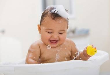 2 điều mẹ cần lưu tâm để tắm rửa đúng cách cho trẻ sơ sinh