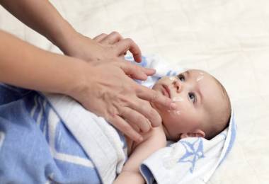 Giúp mẹ chọn kem dưỡng thể chăm sóc da toàn diện cho bé